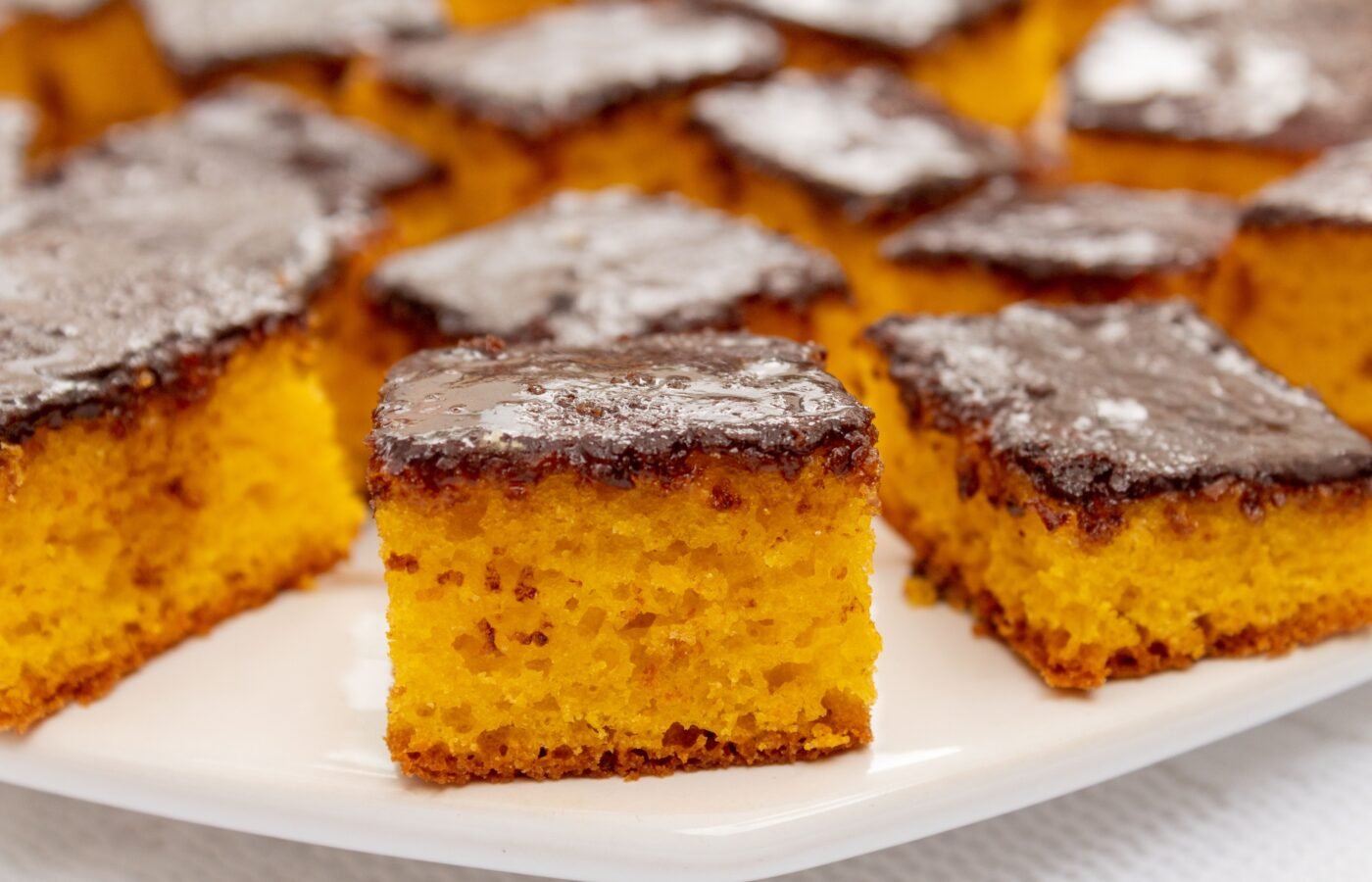 Bolo de cenoura com a cobertura de chocolate mais brilhante