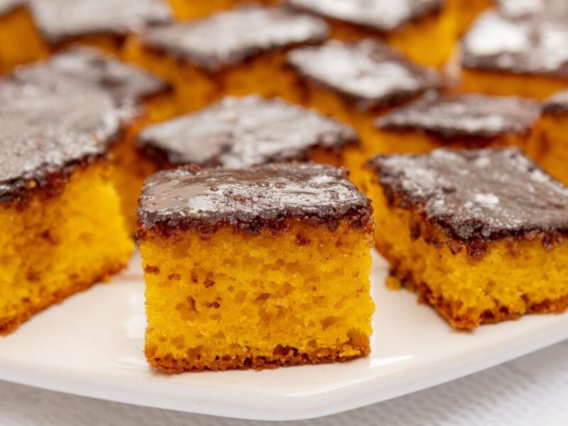 Bolo de cenoura com a cobertura de chocolate mais brilhante